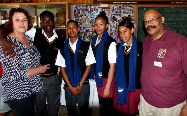 Die trotse Junior Stadsraadlede van Gansbaai Academia wat hul plek tydens die Gholfdag volgestaan het, is vlnr Malcom Mulope, Jemaine Julies, Amy Wolhuter en Marcel Dickson, saam met (weerskante) Helene Segal (organiseerder) en Tommy Wilson (skoolhoof)  